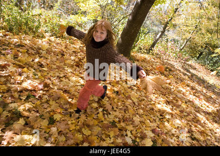 Mädchen, Herbstlaub, laufen, Arme ausgestreckt, Lächeln, glücklich gehen, Modell freigegeben, Kind, Person, Rothaarige, glücklich, geschmolzen, Kleidung, cord, Pullover, Holz, Waldboden, Waldweg, Herbstlaub, Hände, halten, Ahornblätter, hell, Saison, Herbst, Kürbis, Sonnenschein, Stockfoto