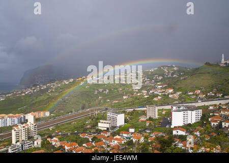 Regenbogen über der Stadt Funchal, Madeira, Stockfoto