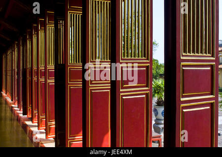 Offene Türen im Tempel zu Mieu, Gee, Vietnam, Stockfoto