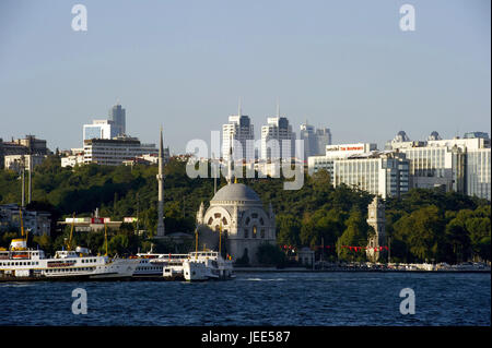 Türkei, Istanbul, Teil von Stadt von Besiktas, Dolmabahce Moschee am Bosporus, Stockfoto