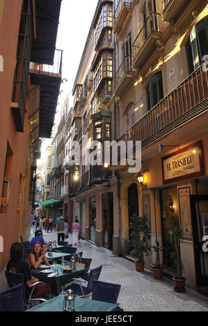 Spanien, Malaga, Tourist in einer Gasse, Stockfoto