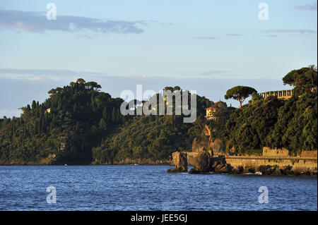 Italien, Ligurien, Riviera di Levante, Blick auf die bewaldeten Küste, Stockfoto