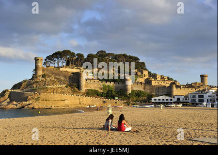 Spanien, Katalonien, Costa Brava, Tossa de Mar, Blick auf den Strand auf der Festung, Stockfoto