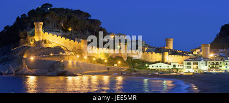 Spanien, Katalonien, Costa Brava, Tossa de Mar, Nacht, Wellen am Strand, Stockfoto
