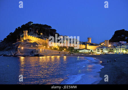 Spanien, Katalonien, Costa Brava, Tossa de Mar, Nacht, Wellen am Strand, Stockfoto