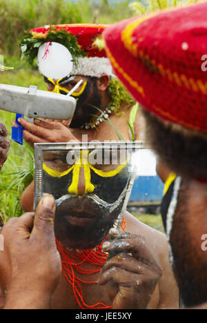 Papua Neu Guinea, Männer des Stammes des Huli mit der Kriegsbemalung, Stockfoto