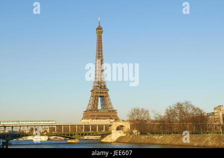 Frankreich, Paris, unterirdisch und Eiffelturm im Hintergrund, Stockfoto