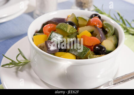 Suppenschüssel, Gemüsegericht, Gemüsegericht, Gemüseeintopf, Gemüseeintopf, Ratatouille, Zucchini, Auberginen, Tomaten, Rosmarin, Thymian, Oregano, Zwiebeln, Oliven, Knoblauchzehen, Paprika, Knoblauch, Schüssel, Stockfoto