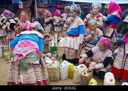 Asien, Vietnam, Menschen in traditioneller Kleidung, Nahaufnahme, Stockfoto