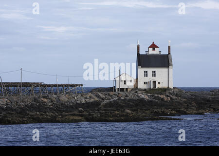 Stockfisch trocknet auf einem hölzernen Gestell, Haus, Insel Vaeroy, Lofoten, Norwegen Stockfoto