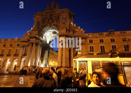 Portugal, Lissabon, Stadtzentrum, Platz Praca Th Comercio, Victoria Tor Arco es Victoria, Straßenbahn, Passanten, Dämmerung, Stockfoto