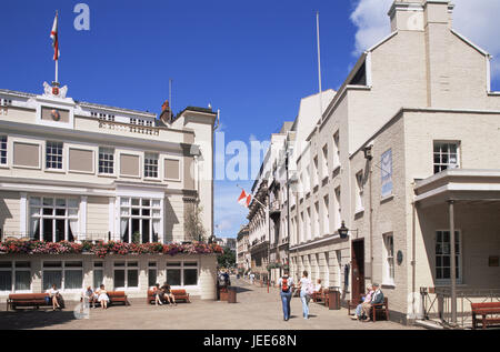 Großbritannien, den Kanalinseln, Insel Jersey, St. Helier, Fußgängerzone, Tourist, Europa, Ort, Häuser, Gebäude, Architektur, sonnig, draußen, Menschen, Fußgänger, Tourismus, Sättel, Stockfoto