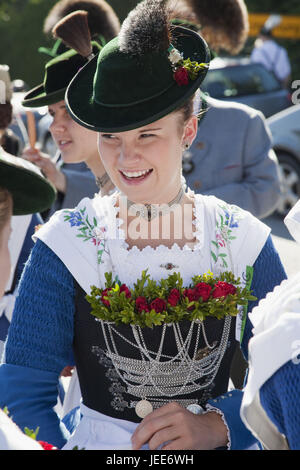 Deutschland, Bayern, Burghausen, Prozession, Frau in traditioneller Tracht, Stockfoto