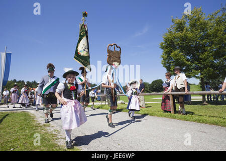 Deutschland, Bayern, Burghausen, Prozession, Mädchen in traditioneller Tracht, Stockfoto