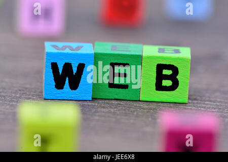 Das Wort Web auf Holztisch Stockfoto