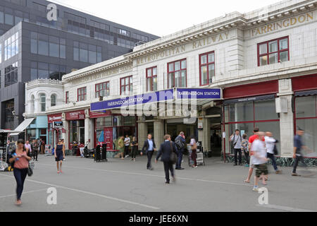 Der ursprüngliche viktorianische Eingang in Farringdon Station in London, Vereinigtes Königreich. Dient der Metropolitan u-Bahnlinie und Thameslink-Züge. Stockfoto