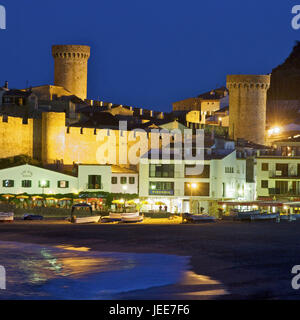 Spanien, Katalonien, Costa Brava, Tossa de Mar, Nacht, Blick auf den Strand auf der Festung, Stockfoto