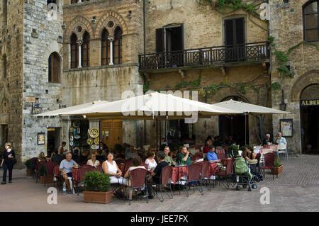 Italien, Toskana, San Gimignano, Bar, Tourist, im Außenbereich Stockfoto
