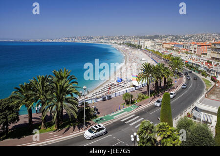 Frankreich, Provence, Cote d ' Azur, Nizza, Blick auf die Stadt, Strand, Südfrankreich, Mittelmeerküste, Strand, Badegäste, Menschen, Touristen, Promenade, direkt am Meer, Straße, Verkehr, Straßenszene, Reiseziel, Tourismus, Stockfoto