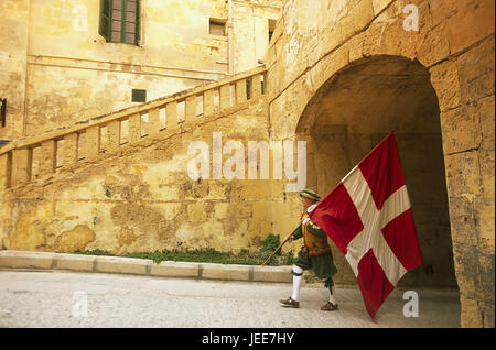 Insel Malta, Halbinsel Sciberras, Valletta, Fort Stück Elmo, militärischen speichern, Tor, Soldat, Kostüm, Flagge, kein Model-Release, maltesischen Inseln, Insel im Mittelmeer, Hauptstadt, Kultur, UNESCO-Weltkulturerbe, Struktur historisch, Festung, Bollwerk, zeigen, zeigen, Guardia speichern, Person, Wache Soldat, Mann, Schweizer Flagge, März im Eingang, Tradition, Tourismus, Sehenswürdigkeit, außerhalb, Stockfoto