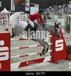 Pferderennen, Deutsche Meisterschaften springen und im Jahr 2010 in Münster, Springreiterinnen, Tina Deuerer auf Centara, training Stockfoto