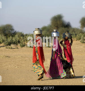 Indien, Rajasthan, Jaisalmer Region, Dorf Khuri, drei Frauen auf dem Weg zum Brunnen, Stockfoto