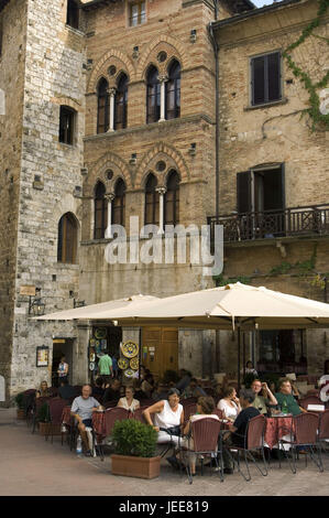 Italien, Toskana, San Gimignano, Bar, Tourist, im Außenbereich Stockfoto