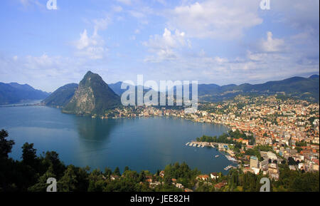 Schweiz, Ticino, Lugano, Stadtübersicht, Lago di Lugano, Monte San Salvatore, Lugano Stadt, Ansicht, Stadt, Häuser, Wohnhäuser, See, Alpensee, Bergsee, Berglandschaft, Reiseziel, Tourismus, Stockfoto