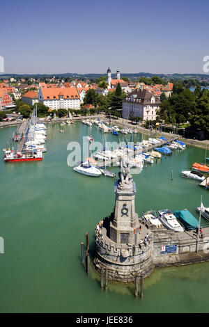 Deutschland, Bodensee, Lindau, Hafen, Hafeneinfahrt, Lion es Skulptur, Bayern, Blick auf die Stadt, Häuser, Wohnhäuser, See, Hafenbecken, Yacht-Hafen, Schiffe, Boote, Yachten, Säule, Skulptur, Löwe, Ort von Interesse, Reiseziel, Tourismus, Navigation, Stockfoto