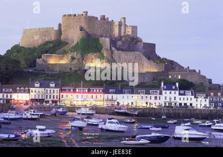 Großbritannien, den Kanalinseln, Insel Jersey, Gorey, lokale Ansicht, Mont Hochmuts Burg, Hafen, Sonnenuntergang, Europa, Ort, Häuser, Terrasse, Wohnhäuser, Beleuchtung, Lampen, Schloss, Hobbits, Kultur, Ort von Interesse, Gebäude, Architektur, Dämmerung, Tourismus, Boote, Ebbe, Stockfoto