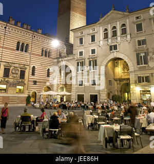 Italien, Veneto, Verona, Old Town, Piazza dei Signori in der Nacht, Stockfoto