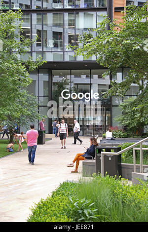 Der Eingang zum Googles neue UK Hochhaus in St Pancras Square, London. Zeigt Google Schild über der Tür. Stockfoto