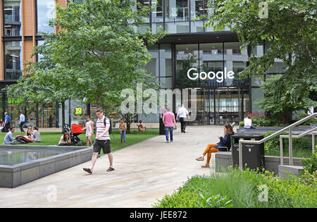 Der Eingang zum Googles neue UK Hochhaus in St Pancras Square, London. Zeigt Google Schild über der Tür. Stockfoto