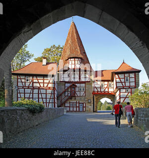 Deutschland, Bayern, Unterfranken, Iphofen, Rödelseer Tor, südlichen Seite, paar, Tor, Person, Tourist, Rückansicht, Weg durch, Turm, Einfahrt, Ausfahrt, Stockfoto