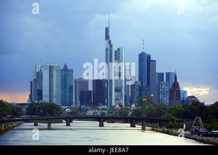 Deutschland, Hessen, Frankfurt am Main, Blick auf die Stadt, Main, Brücken, Metropole, Stadt, Häuser, Hochhäuser, Bürogebäude, Büro-Hochhäuser, Fluss, Main-Brücken, Reiseziel, Tourismus, Finanzmetropole, Stockfoto
