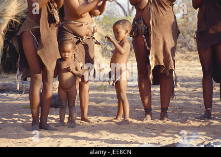 Namibia, Kalahari, Grashoek, Buschmänner, Frauen, Kinder, Tanz, Detail, kein Model-Release, Afrika, Südafrika, Ziel, Ort von Interesse, afrikanisch, einheimischen, Buschmänner, San, Menschen, außerhalb, nicht-weiße, Stamm, Tradition, Knochen, Stockfoto