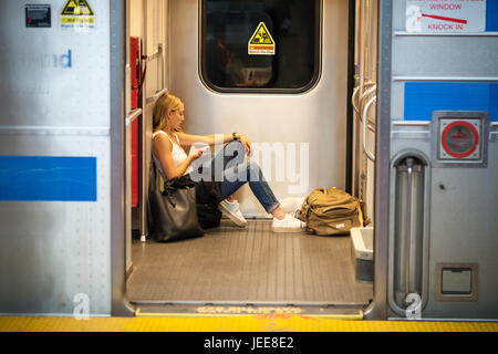 Tausenden packen die Kanonenkugel an der Penn Station in New York, aus der Stadt für das Memorial Day Wochenende auf Freitag, 16. Juni 2017 bekommen. Jeden Freitag im Sommer der Zug, bestehend aus Doppelstockwagen durch eine leistungsstarke Dual-Mode-Lokomotive gezogen, läuft express, Westhampton auf Long Island, die 76 Meile Reise in 94 Minuten. Von Westhampton wird es Punkte Osten ankommen an der Spitze der Insel, Montauk. Am Sonntag wird der Zug rückgängig zu machen und zurück zur Penn Station. Der Zug ist die einzige namens Run auf die Eisenbahn. Die Reise von der Penn Station in terminal Montauk ist 117 mi Stockfoto