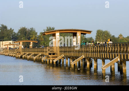 Meer, Holzbrücke, Passanten, Ile de Fadiouth, Senegal, Stockfoto