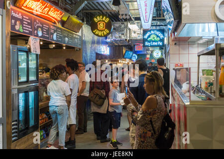 Feinschmecker drängen und den neu eröffneten Dekalb Market Hall befindet sich in Downtown Brooklyn in New York auf Sonntag, 18. Juni 2017 anstehen. Befindet sich im Untergeschoss des City Point Gebäude der 20.000 Quadratfuß Food Hall beherbergt 40 Anbietern von ethnischen Leckereien bis hin zu den ersten jemals Vorposten des Katzs Delicatessen. Keine Kette Restaurant in Sicht bietet die Food Hall alle lokale Anbietern. (© Richard B. Levine) Stockfoto