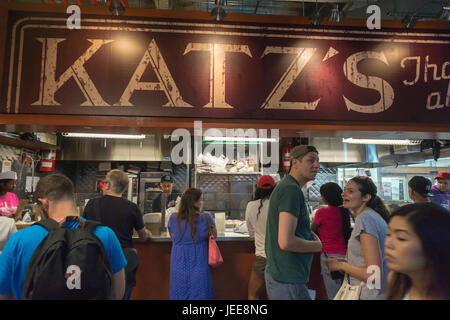 Feinschmecker anstehen auf Katzs Delicatessen in der neu eröffneten Dekalb Markthalle befindet sich im Herzen von Brooklyn in New York auf Sonntag, 18. Juni 2017. Befindet sich im Untergeschoss des City Point Gebäude der 20.000 Quadratfuß Food Hall beherbergt 40 Anbietern von ethnischen Leckereien bis hin zu den ersten jemals Vorposten des Katzs Delicatessen. Keine Kette Restaurant in Sicht bietet die Food Hall alle lokale Anbietern. (© Richard B. Levine) Stockfoto