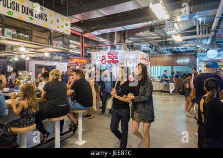 Feinschmecker drängen und den neu eröffneten Dekalb Market Hall befindet sich in Downtown Brooklyn in New York auf Sonntag, 18. Juni 2017 anstehen. Befindet sich im Untergeschoss des City Point Gebäude der 20.000 Quadratfuß Food Hall beherbergt 40 Anbietern von ethnischen Leckereien bis hin zu den ersten jemals Vorposten des Katzs Delicatessen. Keine Kette Restaurant in Sicht bietet die Food Hall alle lokale Anbietern. (© Richard B. Levine) Stockfoto