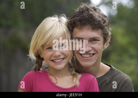 Geschwister, junge, Mädchen, Porträt, Person, Kinder, Jugendliche, Teenager, Freunde, Alter Mensch, Altersunterschied, Zusammenhalt, Freundschaft, Lächeln, glücklich, außerhalb Stockfoto