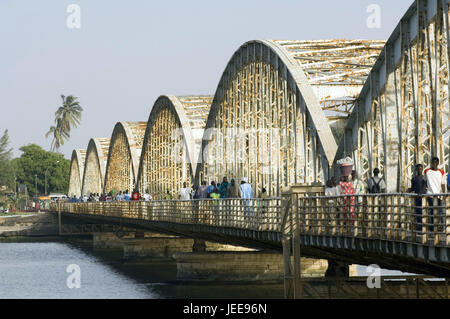 Fußgänger, Pont Faidherbe, Fluss, Saint-Louis, Senegal, Stockfoto