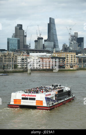 Ein großer touristischer Boot auf der Themse segelt in Richtung der City of London. Zeigt die Millennium Bridge und der Tower "Käsereibe" im Hintergrund Stockfoto