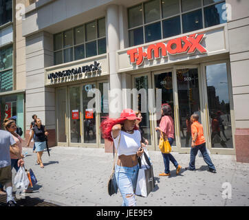 Nordstrom Rack und TJ Maxx off Einzelhändlern teilen sich den Platz in einem Gebäude an der Fulton Street in Downtown Brooklyn in New York auf Sonntag, 18. Juni 2017. Das Element der Überraschung lockt Verbraucher zu Einkäufen bei off-Händlern, nicht zu wissen, welche Schätze sie finden könnte, ermöglicht dieses Einzelhandelssegment, Ziegel und Mörtel speichert die Fallstricke zu vermeiden.  (© Richard B. Levine) Stockfoto