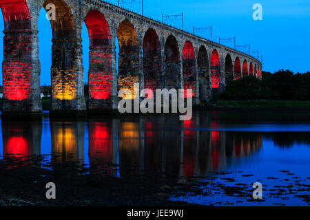 Die königliche Grenze Eisenbahnbrücke, Berwick nach Tweed, beleuchtet in der Nacht in rot und gelb. Northumberland, England. Stockfoto