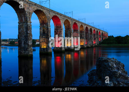 Die königliche Grenze Eisenbahnbrücke, Berwick nach Tweed, beleuchtet in der Nacht in rot und gelb. Northumberland, England. Stockfoto