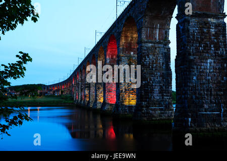 Die königliche Grenze Eisenbahnbrücke, Berwick nach Tweed, beleuchtet in der Nacht in rot und gelb. Northumberland, England. Stockfoto