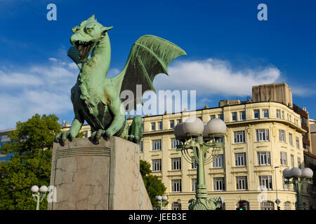 Grün Kupfer Drachenstatue auf konkrete Sockel aus Dragon Bridge über die Ljubljanica Flusses Symbol Ljubljana Slowenien mit Lampe Beiträge Stockfoto