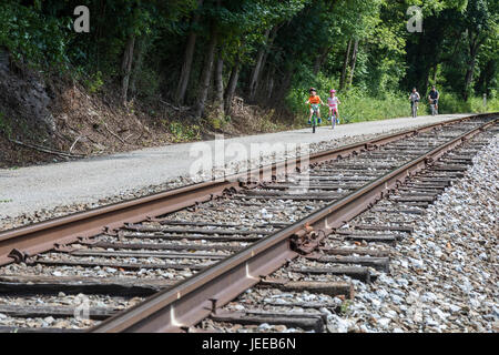 Eisenbahn, Pennsylvania - Leute Reiten Fahrräder auf dem Heritage Rail Trail, neben der ehemaligen nördlichen Central Railroad gebaut. Malerische Dampfzug zu befreien Stockfoto